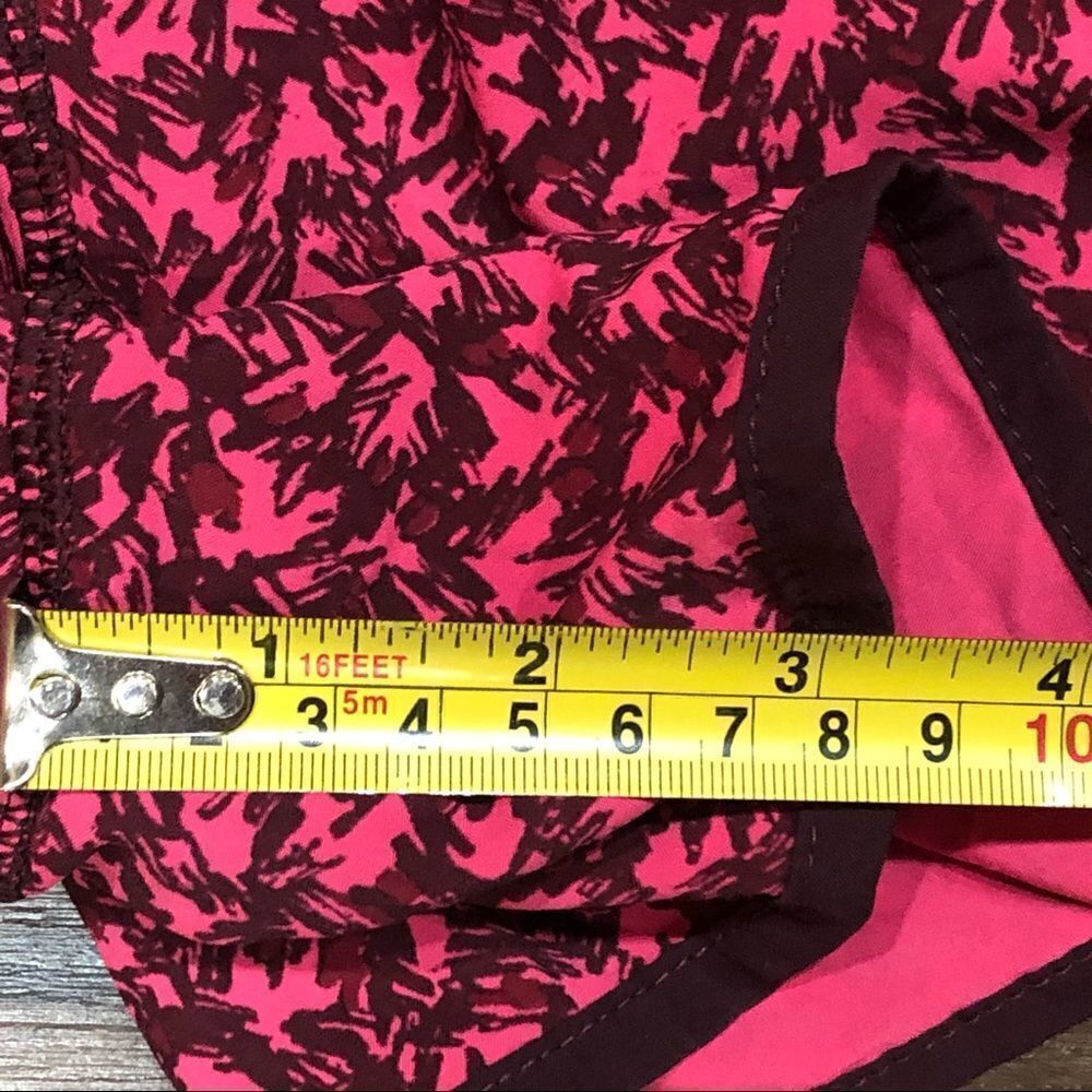Lululemon Tracker Shorts Size 4 - Picture 9 of 10